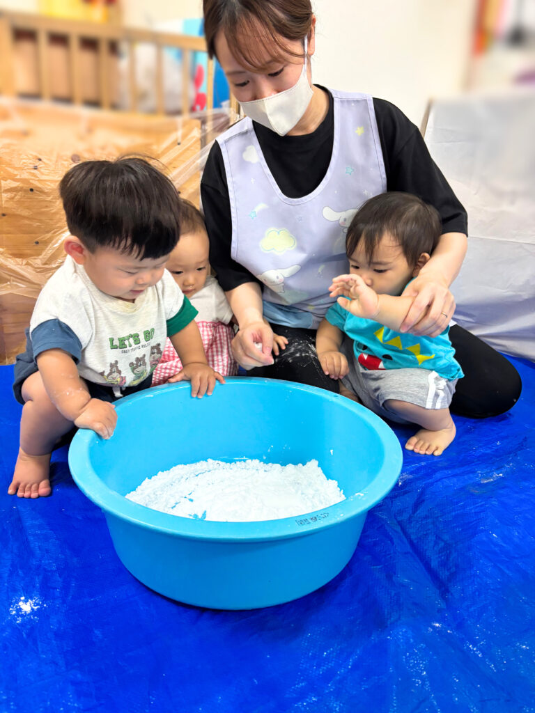 片栗粉　感触遊び　五感　くじら保育園　上新庄園　大阪　保育園　202508-1