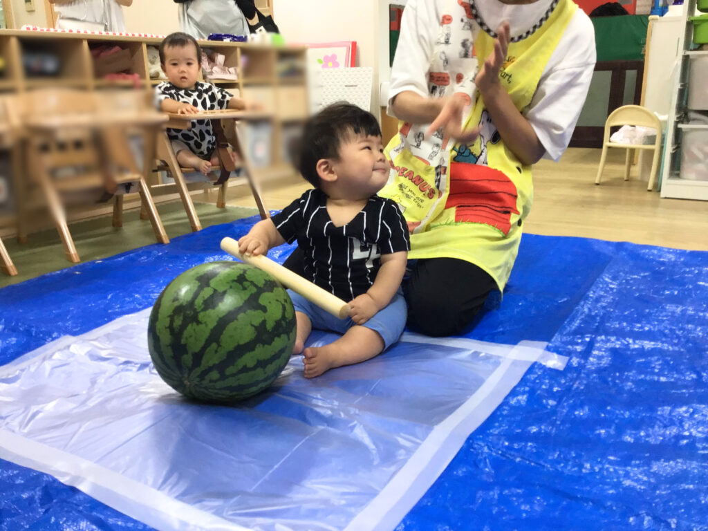 すいか割り　すいか　スイカ　保育園　大阪　上新庄　くじら保育園　202508-4