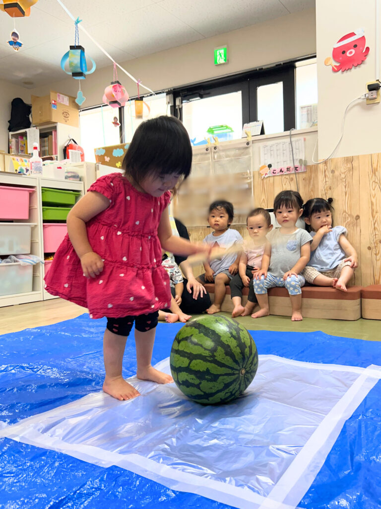 すいか割り　すいか　スイカ　保育園　大阪　上新庄　くじら保育園　202508-7