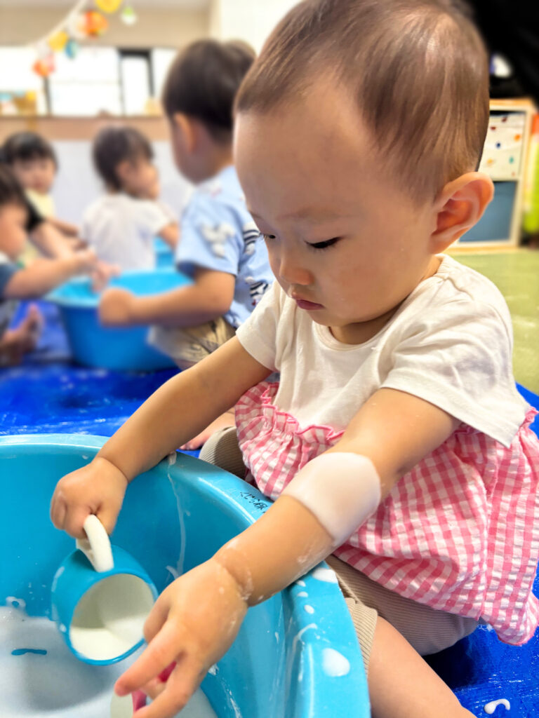 片栗粉　感触遊び　五感　くじら保育園　上新庄園　大阪　保育園　202508-5