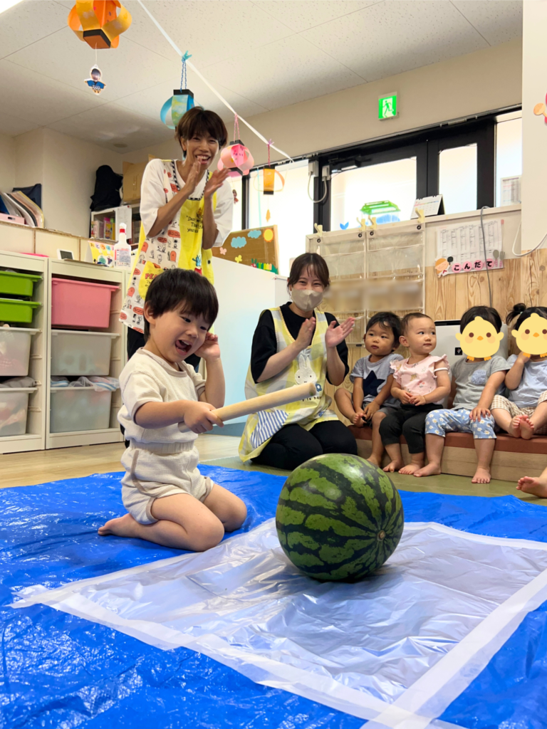 すいか割り　すいか　スイカ　保育園　大阪　上新庄　くじら保育園　202508-5