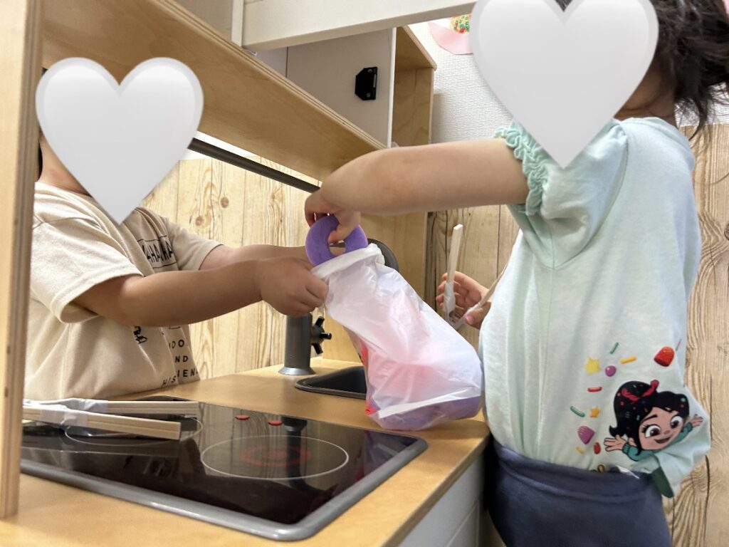 ごっこあそび　なりきり　ドーナツ　ドーナツ屋さん　店員　くじら保育園　上新庄　202508-3