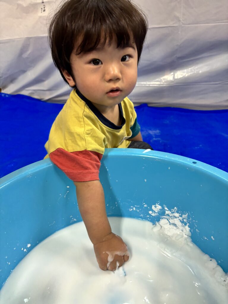片栗粉　感触遊び　五感　くじら保育園　上新庄園　大阪　保育園　202508-2