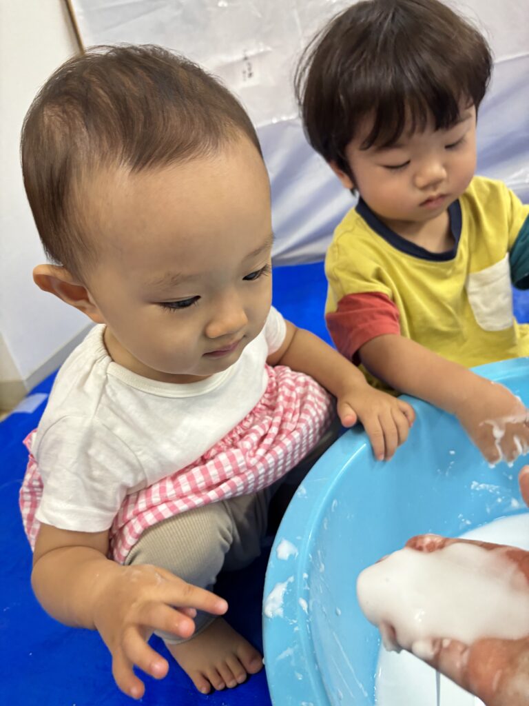 片栗粉　感触遊び　五感　くじら保育園　上新庄園　大阪　保育園　202508-3