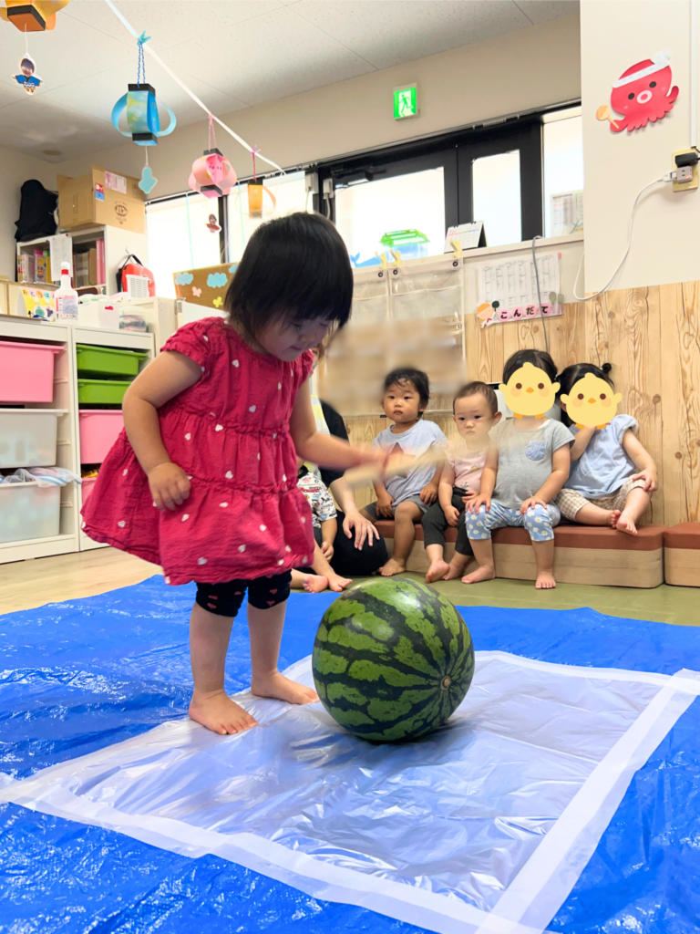 すいか割り　すいか　スイカ　保育園　大阪　上新庄　くじら保育園　202508-7