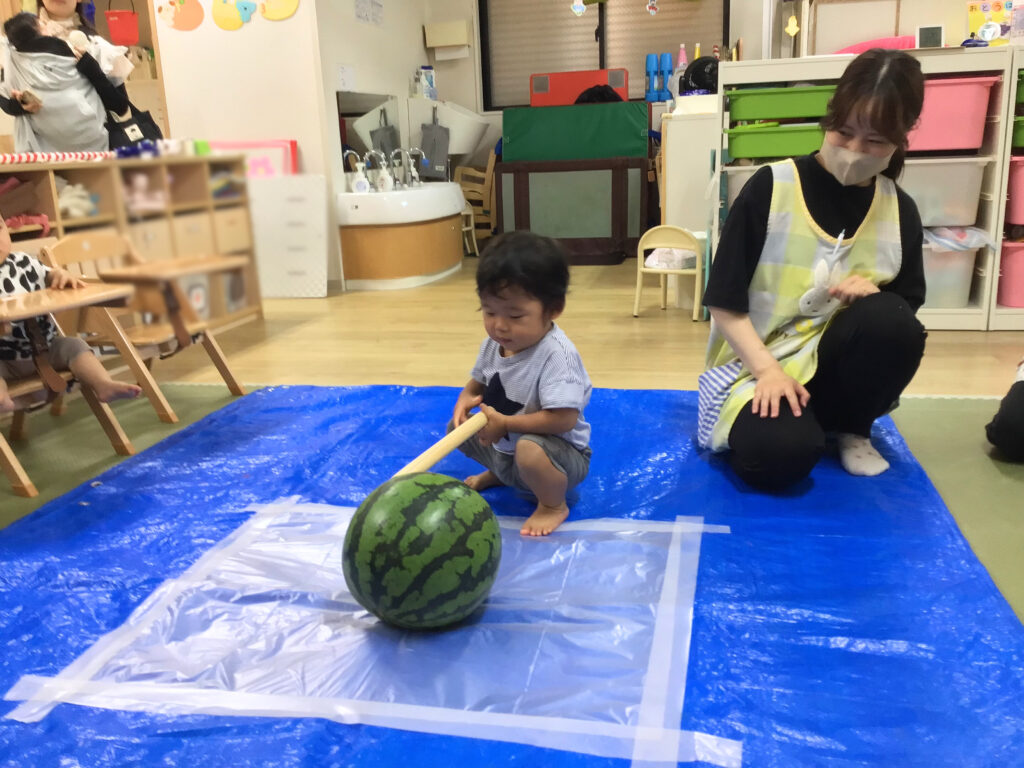 すいか割り　すいか　スイカ　保育園　大阪　上新庄　くじら保育園　202508-3