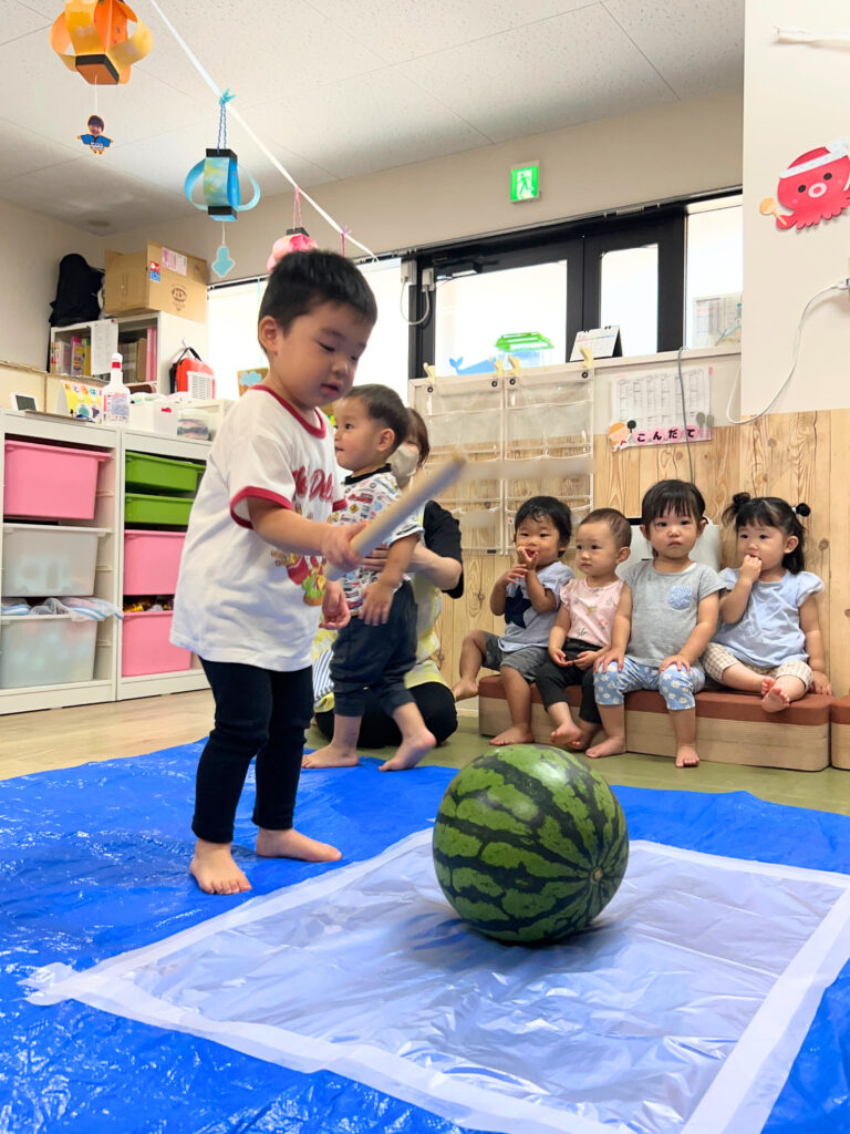 すいか割り　すいか　スイカ　保育園　大阪　上新庄　くじら保育園　202508-6