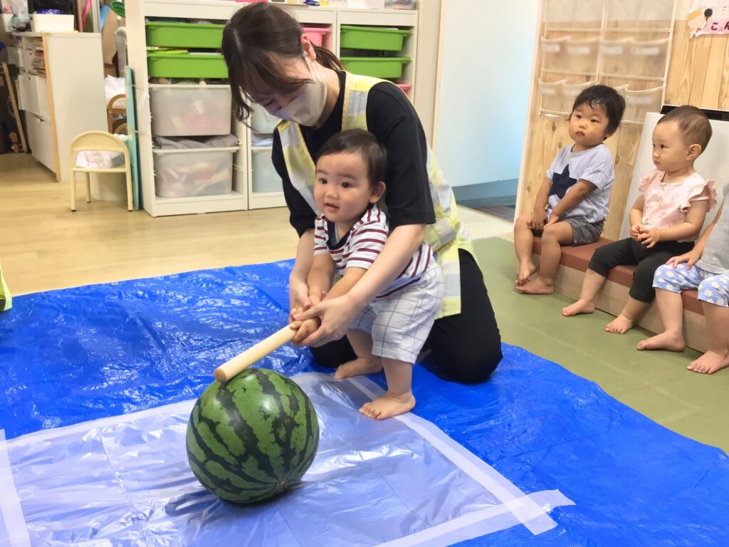 すいか割り　すいか　スイカ　保育園　大阪　上新庄　くじら保育園　202508-8