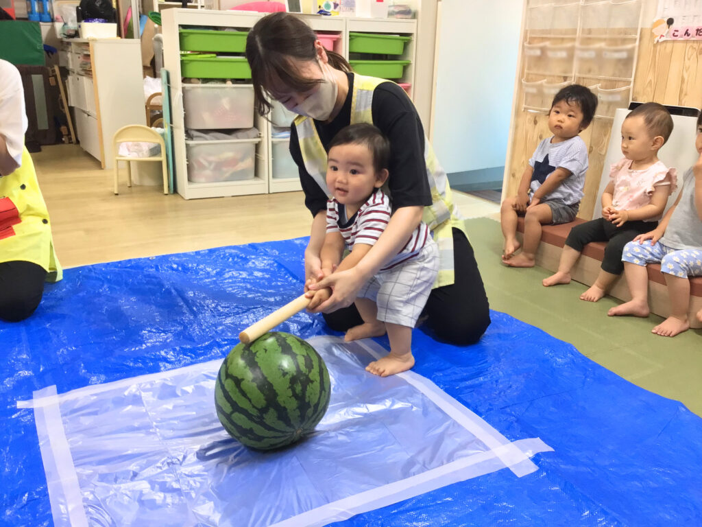 すいか割り　すいか　スイカ　保育園　大阪　上新庄　くじら保育園　202508-8