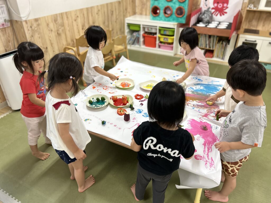 お野菜スタンプ 食育 収穫 ピーマン 栽培 くじら保育園 上新庄 大阪 保育園 202509-2