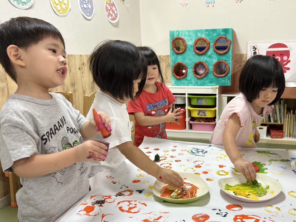 お野菜スタンプ 食育 収穫 ピーマン 栽培 くじら保育園 上新庄 大阪 保育園 202509-3