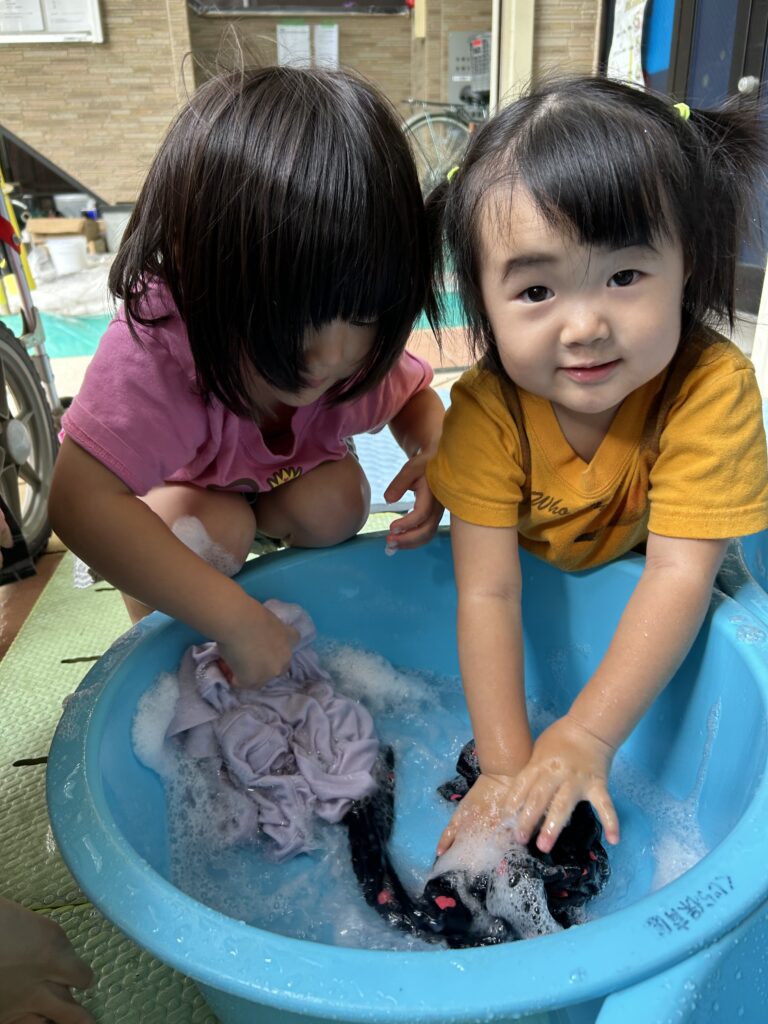洗濯ごっこ　ぐるぐるせんたく　大阪　保育園　くじら保育園　上新庄園　202509-1