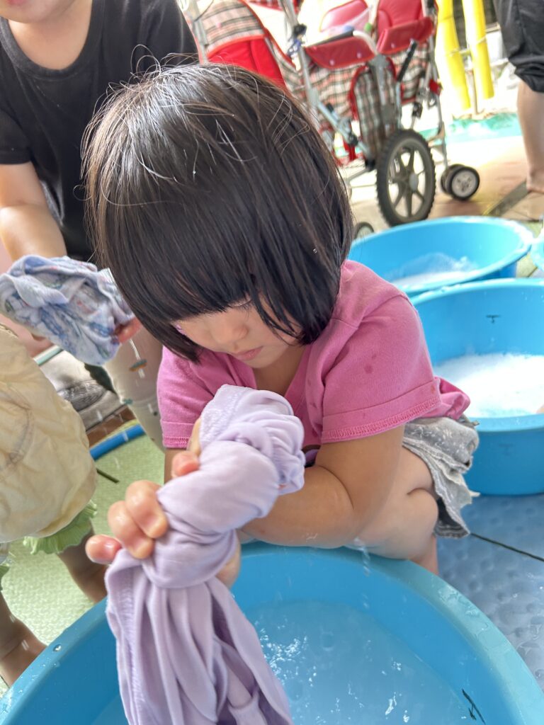 洗濯ごっこ　ぐるぐるせんたく　大阪　保育園　くじら保育園　上新庄園　202509-3