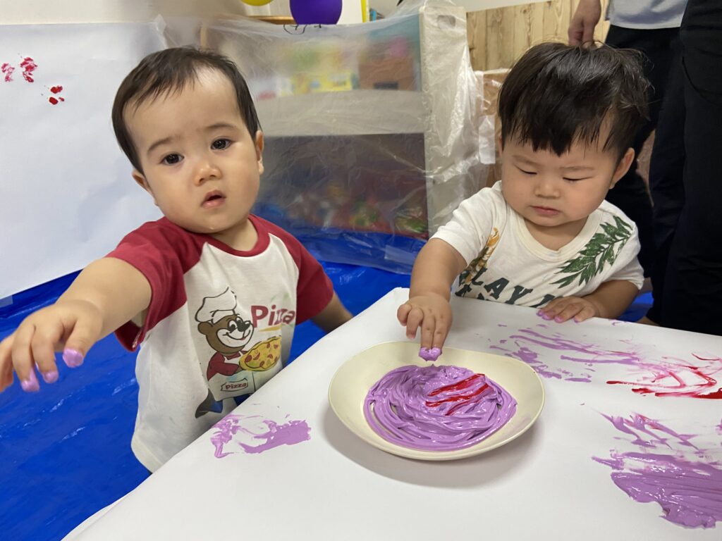絵の具遊び　感触遊び　くじら保育園　上新庄園　乳児　大阪　保育園　202509-6