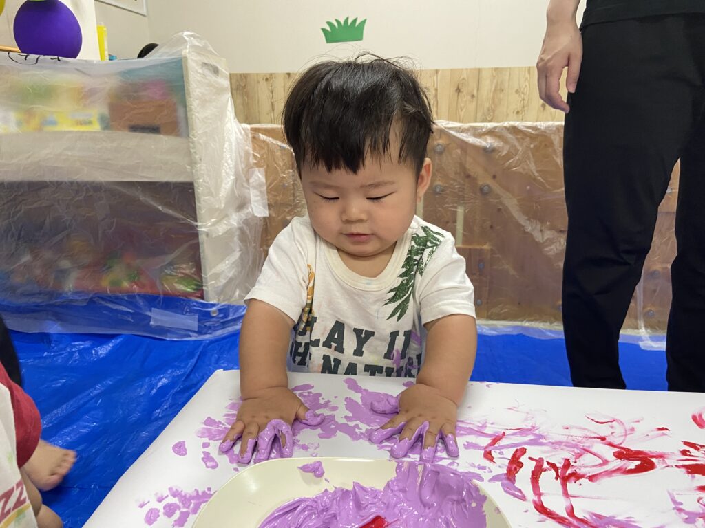 絵の具遊び　感触遊び　くじら保育園　上新庄園　乳児　大阪　保育園　202509-2