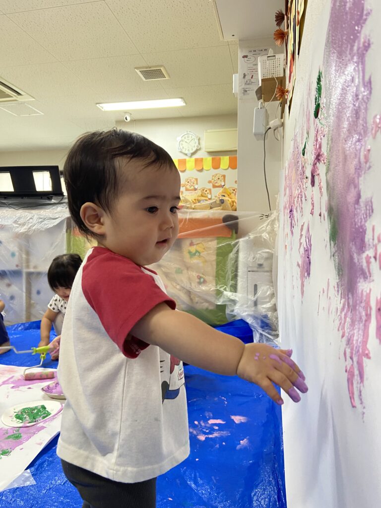 絵の具遊び　感触遊び　くじら保育園　上新庄園　乳児　大阪　保育園　202509-1