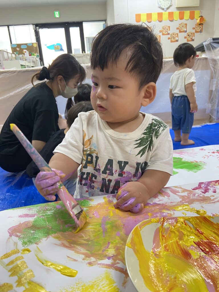 絵の具遊び　感触遊び　くじら保育園　上新庄園　乳児　大阪　保育園　202509-5