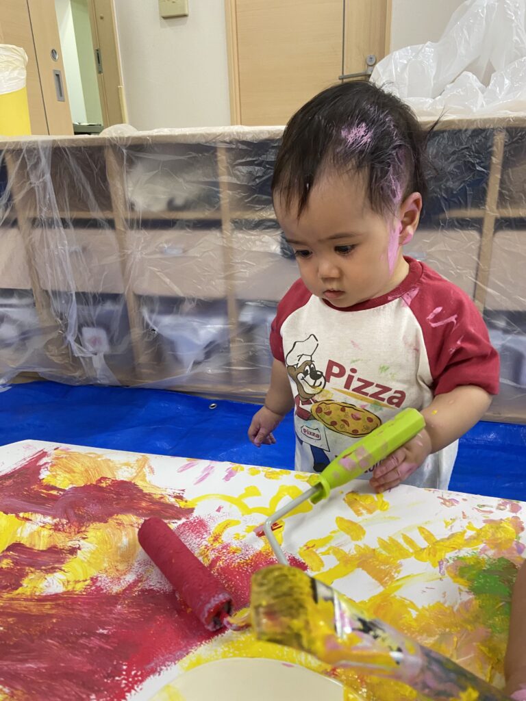 絵の具遊び　感触遊び　くじら保育園　上新庄園　乳児　大阪　保育園　202509-4