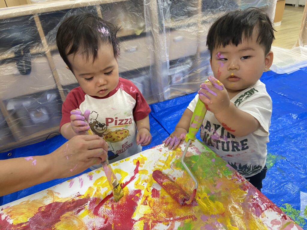 絵の具遊び　感触遊び　くじら保育園　上新庄園　乳児　大阪　保育園　202509-3