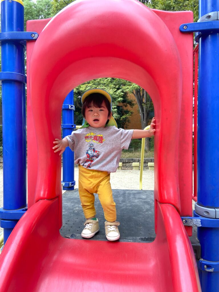 歳児　大阪　保育園　くじら保育園　上新庄　お散歩　公園　ハイハイ　立っち　　202510-3