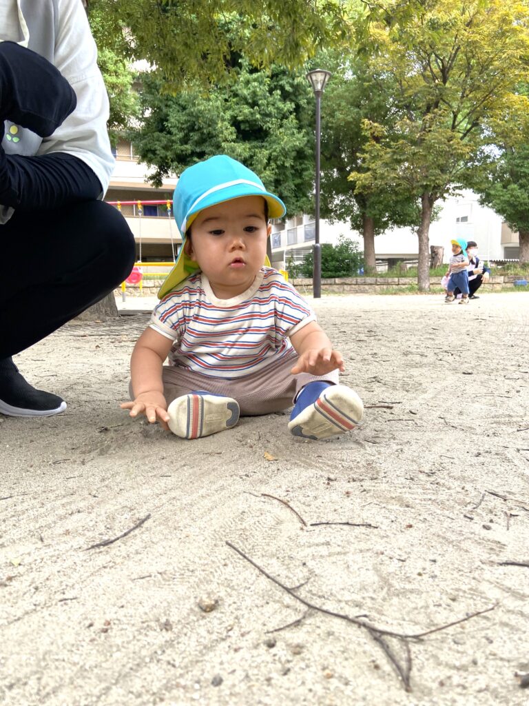0歳児　大阪　保育園　くじら保育園　上新庄　お散歩　公園　ハイハイ　立っち　　202510-1