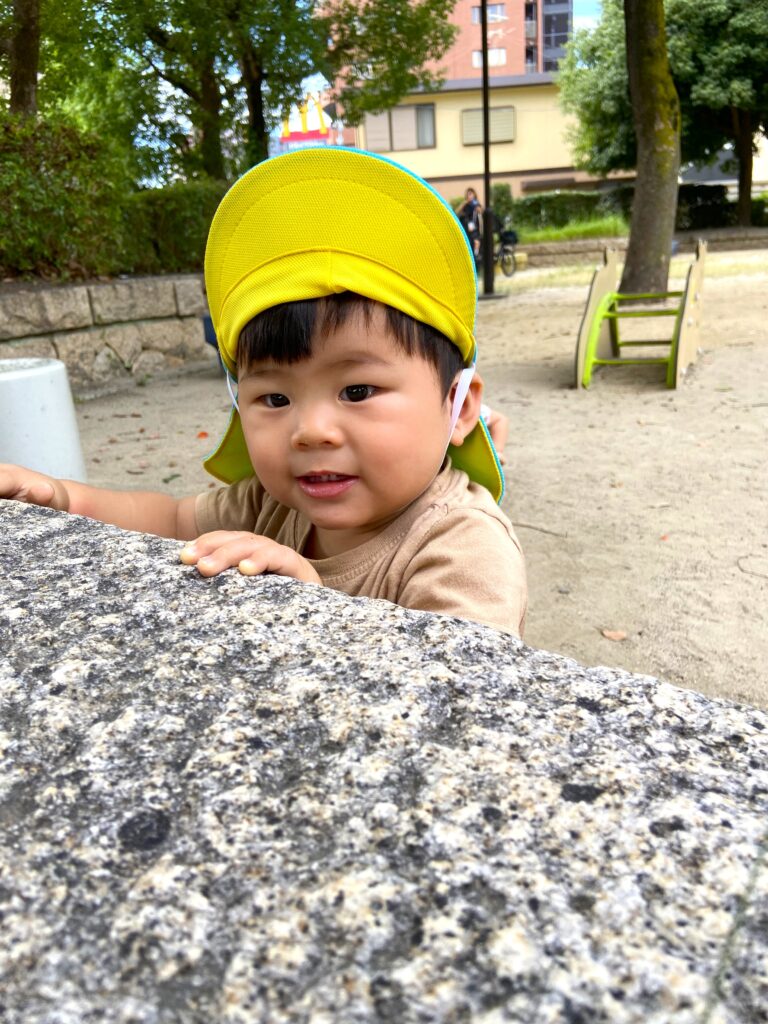 歳児　大阪　保育園　くじら保育園　上新庄　お散歩　公園　ハイハイ　立っち　　202510-2