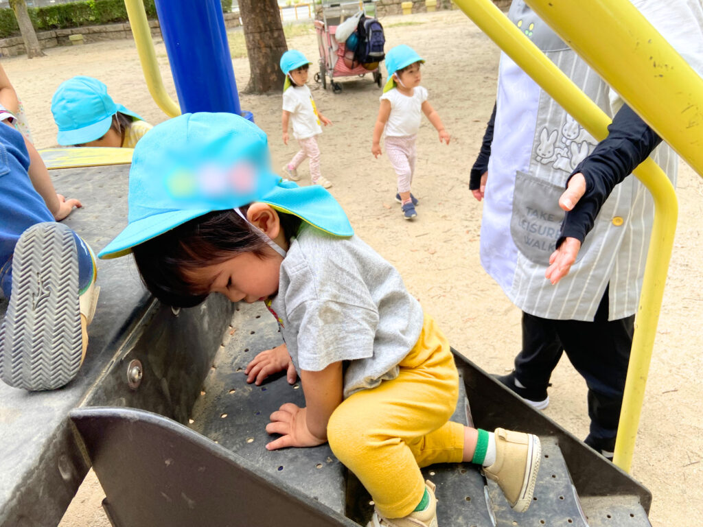歳児　大阪　保育園　くじら保育園　上新庄　お散歩　公園　ハイハイ　立っち　　202510-4