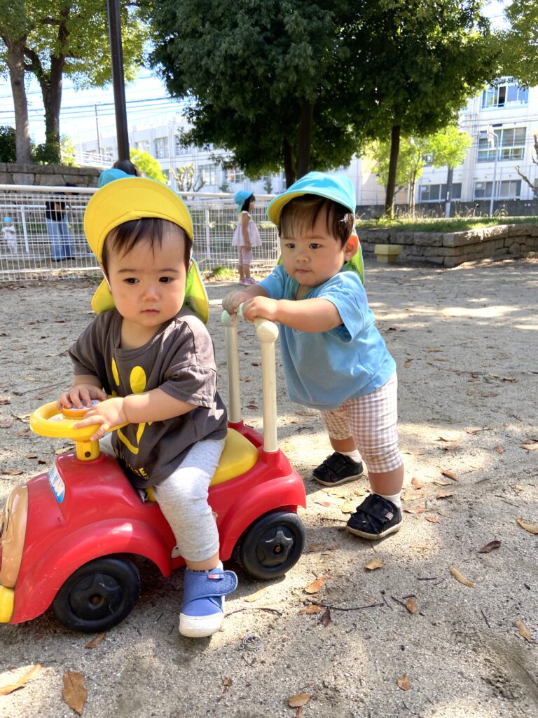 大阪　保育園　0歳児　くじら保育園　手押し車　202510-2