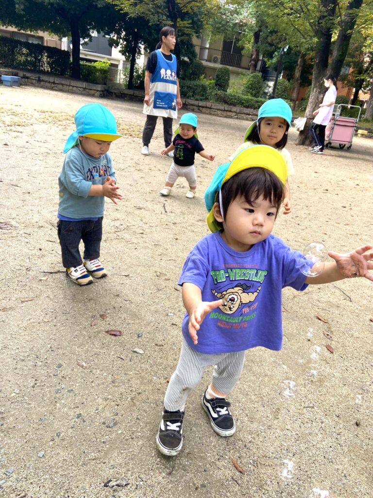 大阪　保育園　0歳児　くじら保育園　手押し車　202510-3
