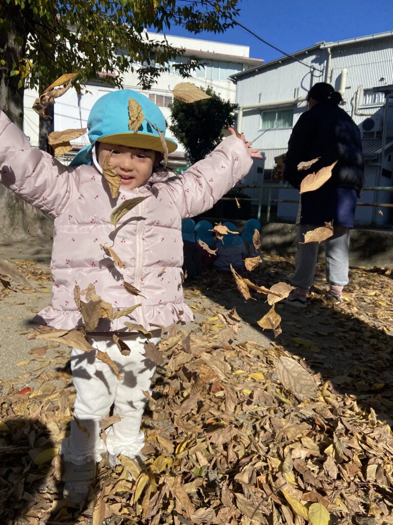 大阪　保育園　くじら保育園　落ち葉で感触遊び　202512-2