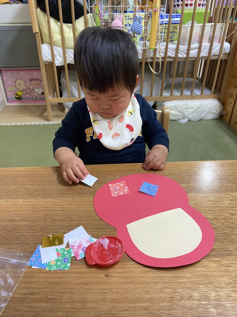 保育園で正月飾りの製作　大阪　保育園　くじら保育園　202601-3