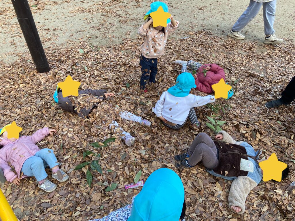 大阪　保育園　くじら保育園　落ち葉で感触遊び　202512-4
