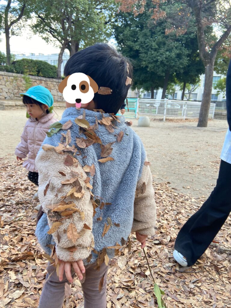 大阪　保育園　くじら保育園　落ち葉で感触遊び　202512-1
