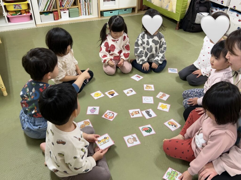 カルタ遊びで白熱バトル　大阪　保育園　くじら保育園　02601-3