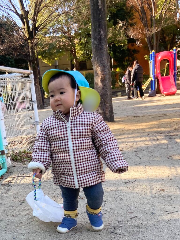 0歳が初めての凧揚げに挑戦 大阪 保育園 くじら保育園 202601-1