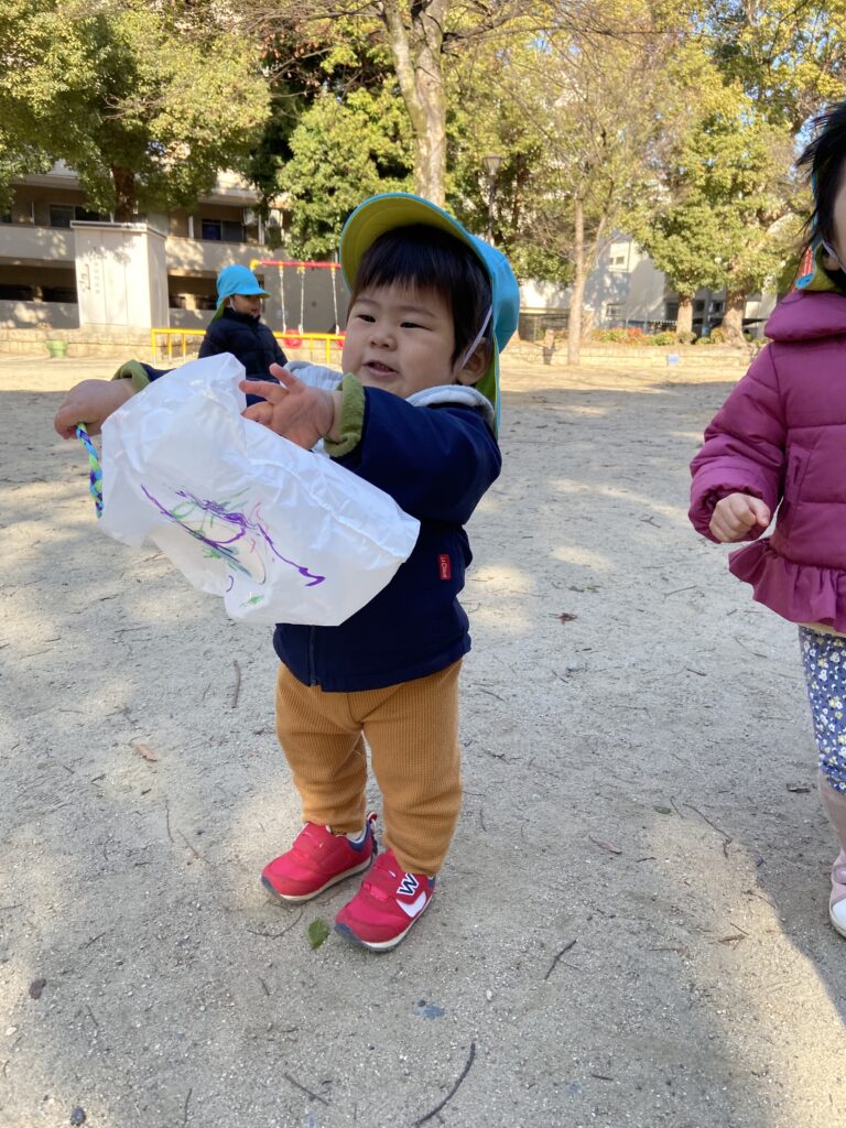 0歳が初めての凧揚げに挑戦 大阪 保育園 くじら保育園 202601-3