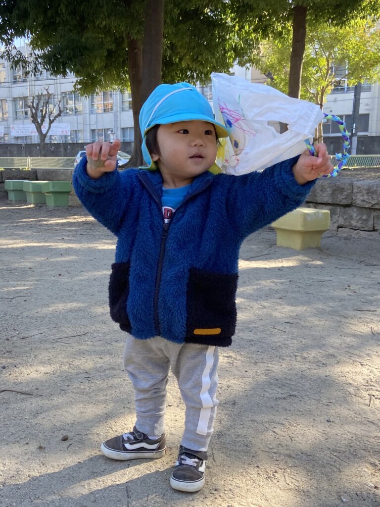 0歳が初めての凧揚げに挑戦 大阪 保育園 くじら保育園 202601-2