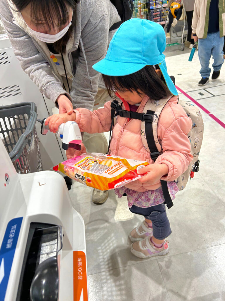 初めてのお買い物　セルフレジ体験　　大阪　保育園　くじら保育園　202603-4