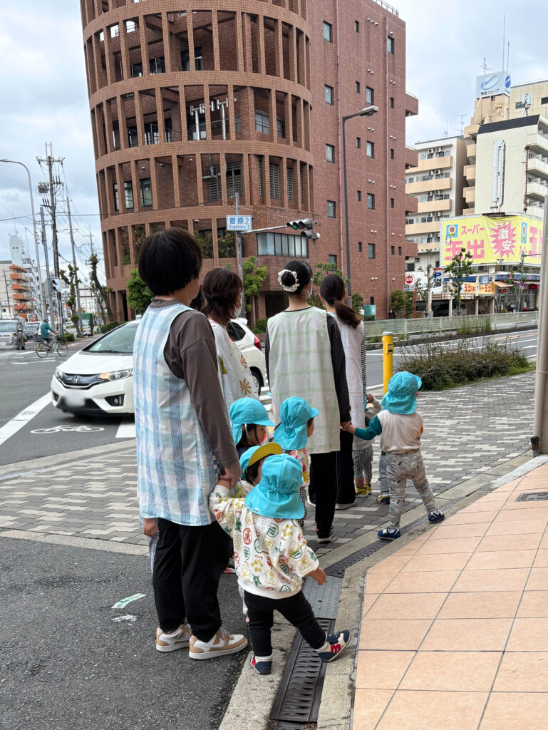 保育園から消防署へお散歩　消防車見学　大阪　くじら保育園　202605-1