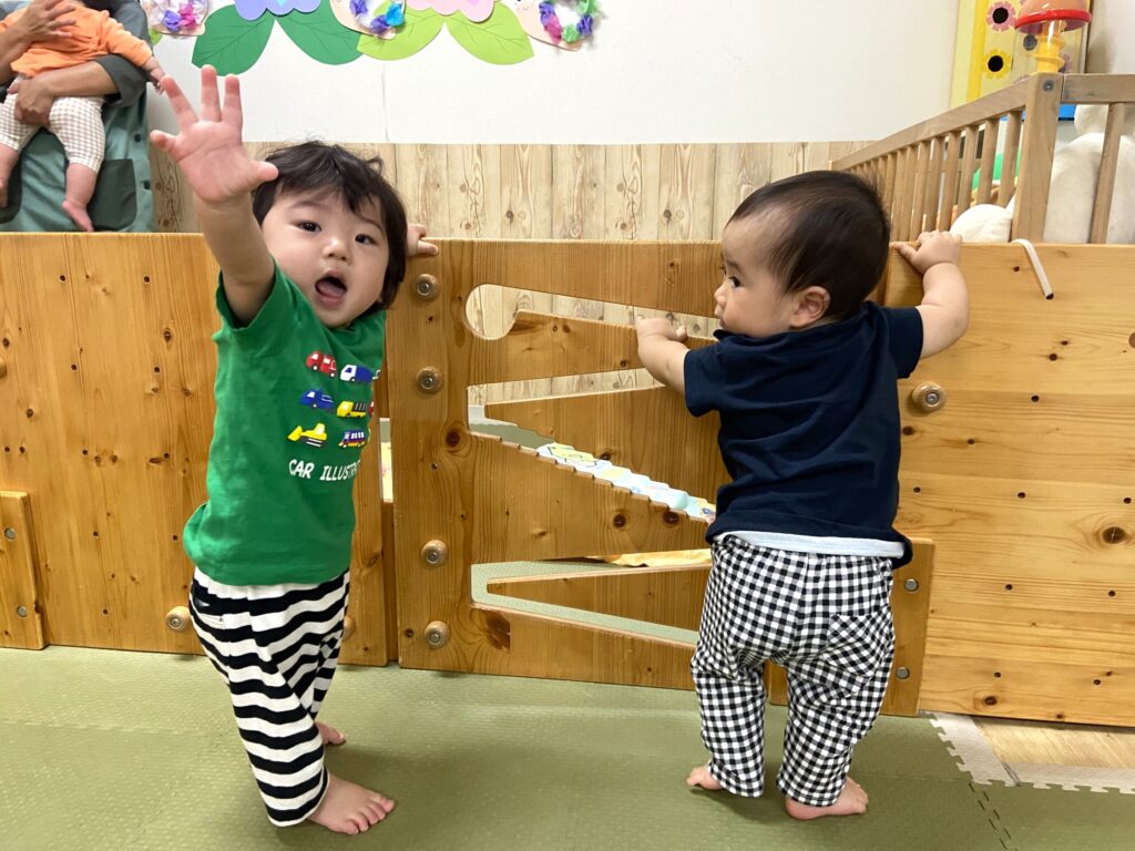 くじら保育園 上新庄園で、保護者のお迎えを待つ園児たち