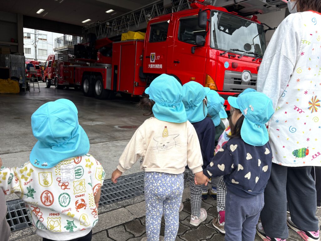 保育園から消防署へお散歩　消防車見学　大阪　くじら保育園　202605-2