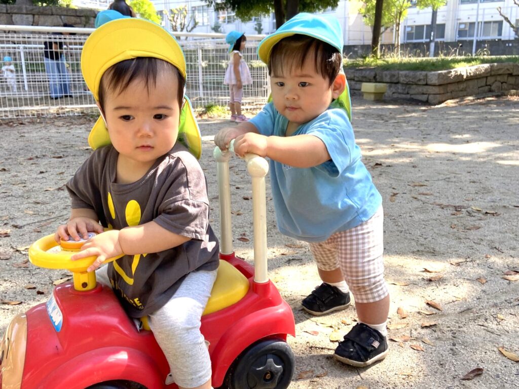 くじら保育園 上新庄園で、外遊びを楽しむ園児たち