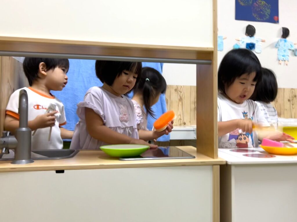 くじら保育園 上新庄園で、園児が登園後に保育室で自由に遊んでいる様子