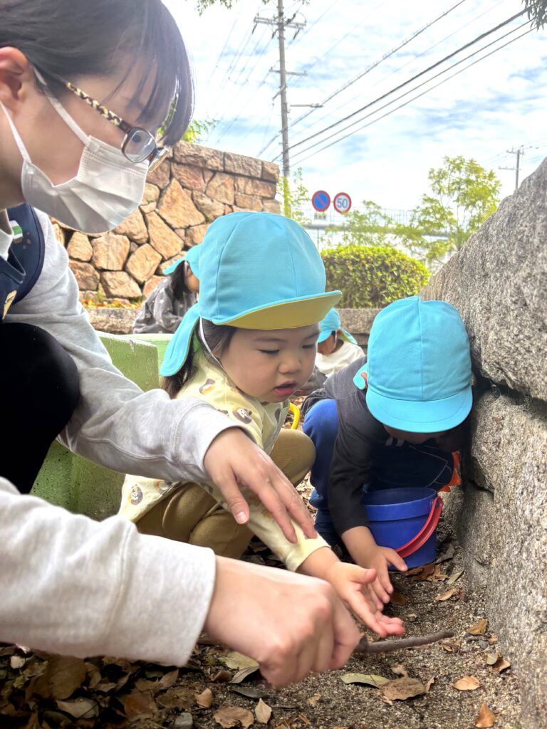 公園探検でダンゴムシ探しに夢中な子どもたち　大阪　保育園　くじら保育園　202604-1