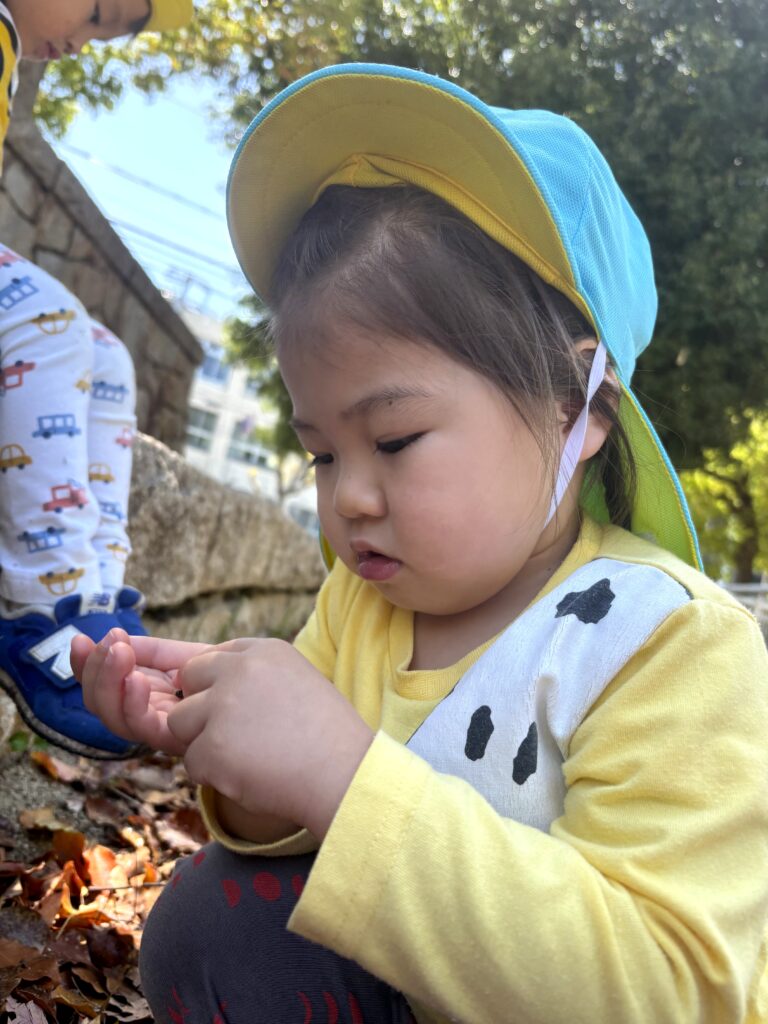 公園探検でダンゴムシ探しに夢中な子どもたち　大阪　保育園　くじら保育園　202604-4