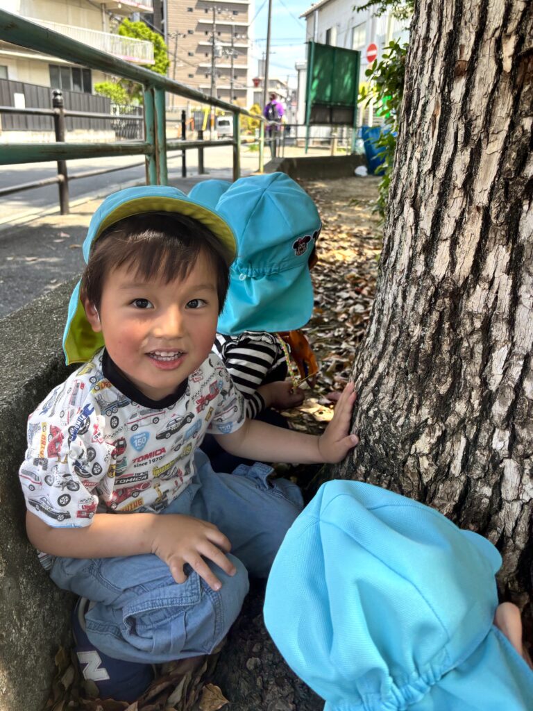 公園探検でダンゴムシ探しに夢中な子どもたち　大阪　保育園　くじら保育園　202604-2