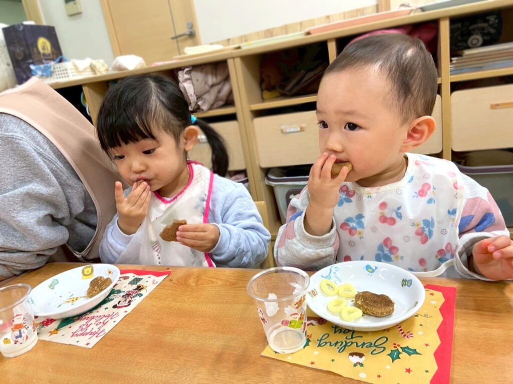 朝のおやつを食べて落ち着いて過ごす、くじら保育園 上新庄園の園児たち