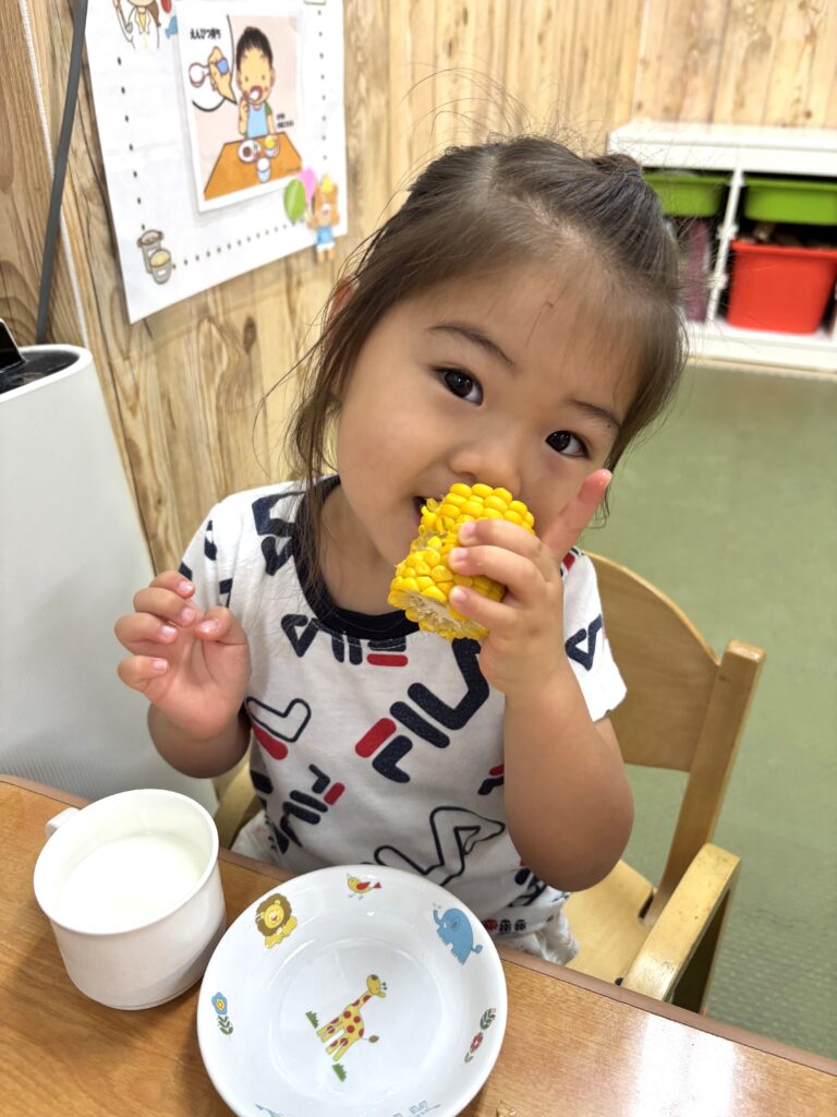 夏の食育 とうもろこし 大阪　保育園　くじら保育園　202608-4