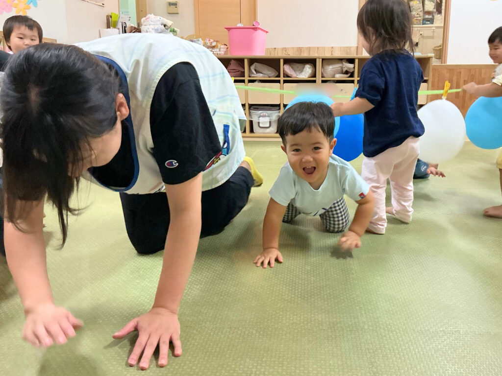 保育園で雨の日に風船遊び 大阪 くじら保育園 202609-4