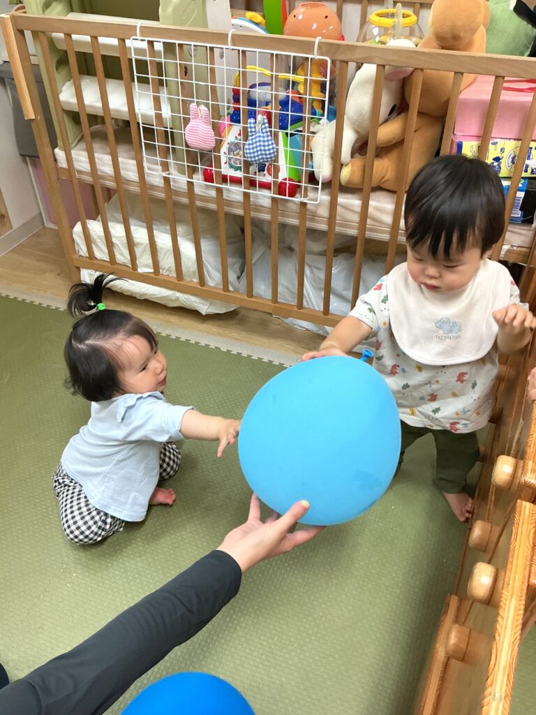 保育園で雨の日に風船遊び 大阪 くじら保育園 202609-2